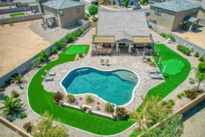 Family Oasis!Pool+Hottub+Kitchen+outdoor living!